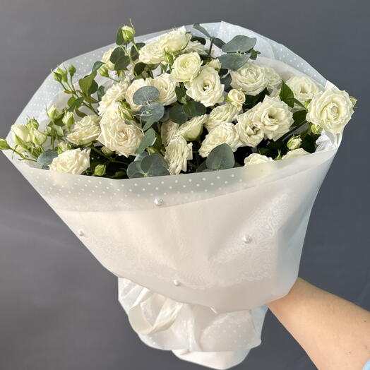 Нежный букет из кустовых роз