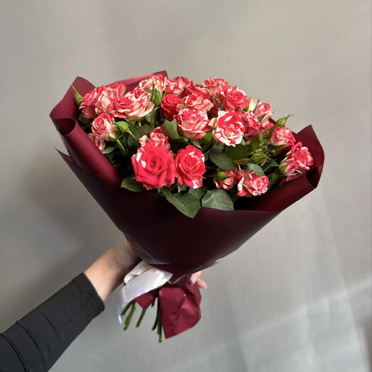 Букет кустовые яркие розы