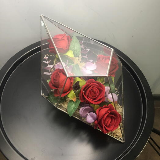 Композиция из красных роз и эвкалипта