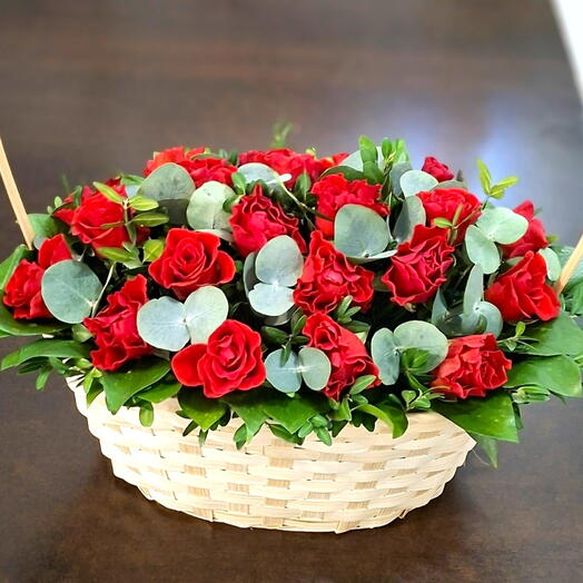 Корзина с красными розами
