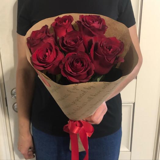 Ramo clásico de 7 rosas rojas en artesanía