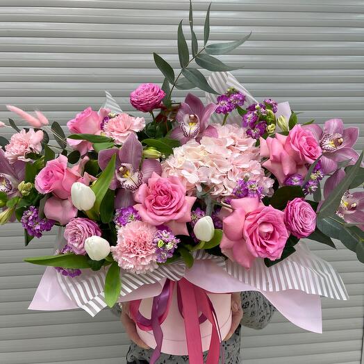 Caja prefabricada con rosas de Hortensia y mattiola 💕