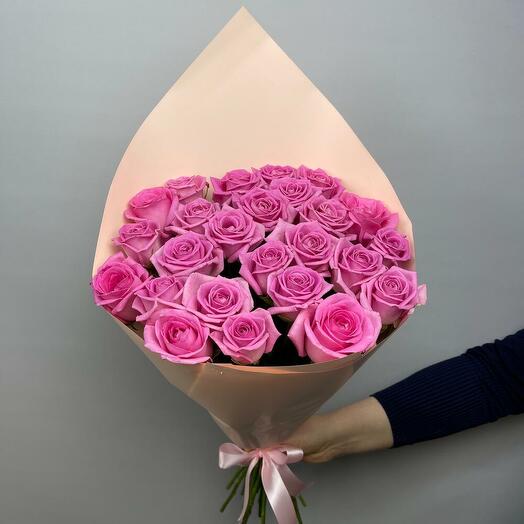 25 розовых роз