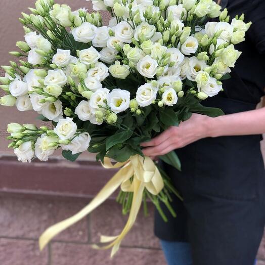 Bouquet of eustoma (lisianthus)