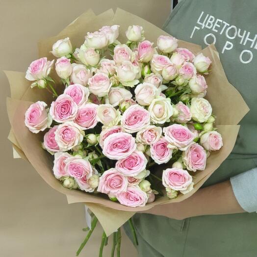 Букет цветов, розовые розы в крафт бумаге