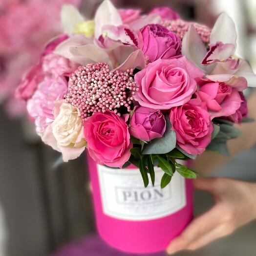 Flower box made of roses and cymbidium