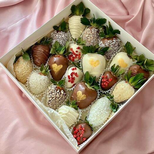 Клубника в шоколаде «Микс L» (20 ягод) на день влюбленных