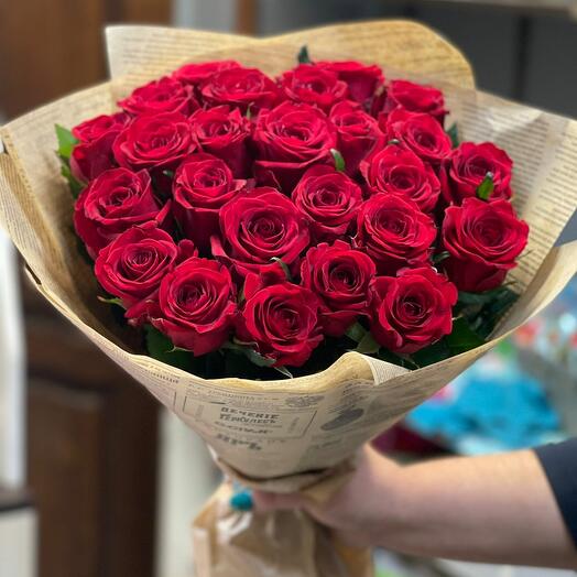 Rosas rojas en papel Kraft