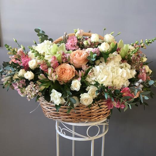 Нежная Корзина с гортензией пионовидными розами и ароматными цветами