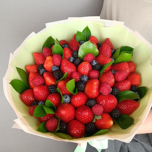 Ramo de bayas de fresas, arándanos, moras y frambuesas