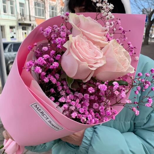 Cumplido-ramo de 3 rosas con gypsophila