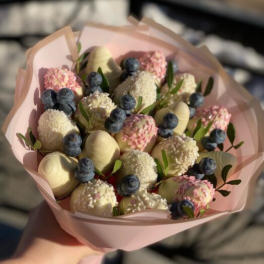 Bouquet of strawberries in white chocolate