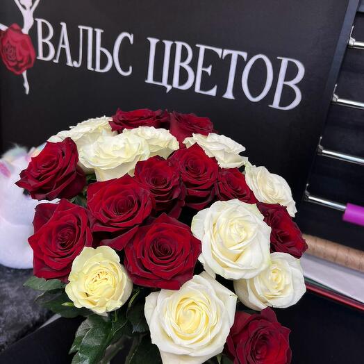Букет из красных и белых роз