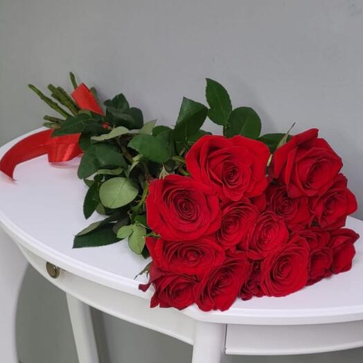 15 алых роз