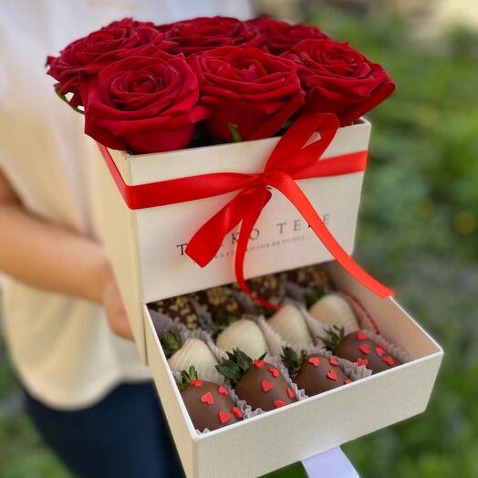 Шкатулка с розами и клубникой