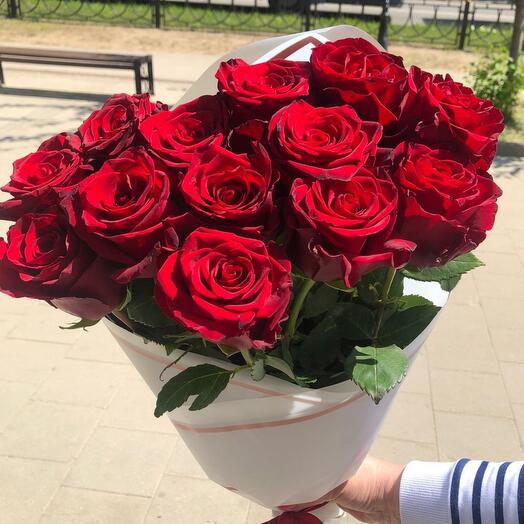 Букет 13 шикарных красных роз