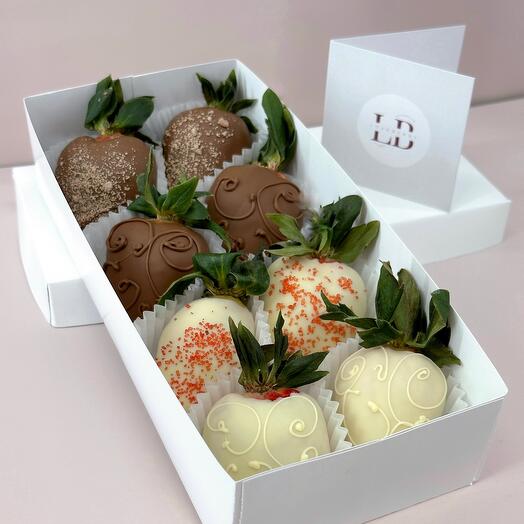 Набор «Вензель» из клубники в шоколаде