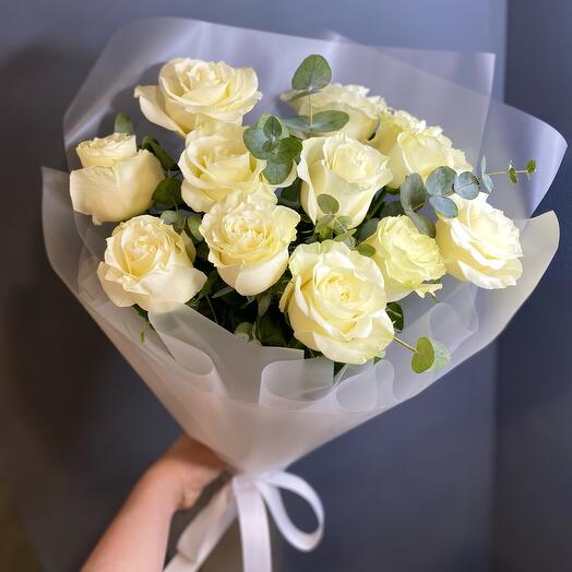 11 Премиальных белых роз с эвкалиптом
