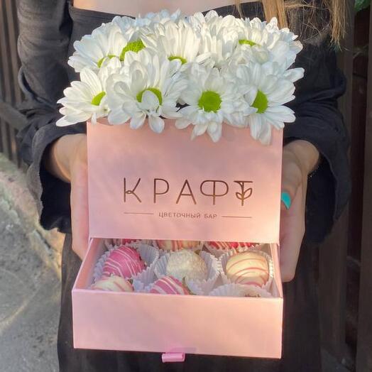 Хризантемы и клубника в шоколаде "Шкатулка Pink"