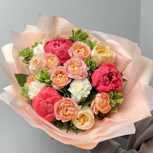 Ramo de verano de autor con peonías y rosas en forma de peonía