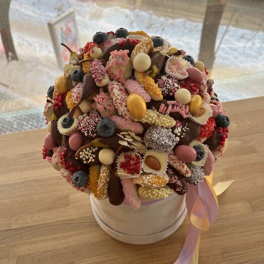 Шляпная коробка с фруктами в шоколаде