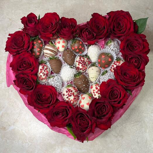 Сердце с розами и клубникой
