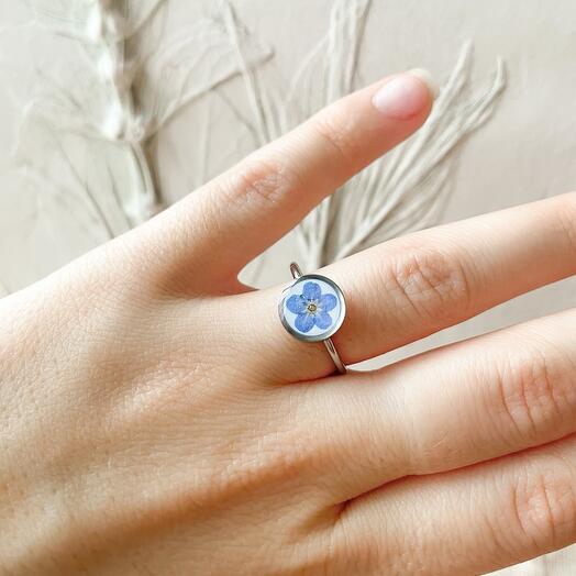 Кольцо с незабудкой в ювелирной смоле из нержавеющей стали