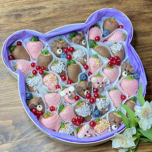 Клубника в шоколаде (30-40 ягод). Подарочная коробка в форме мишки «Мими мишки»