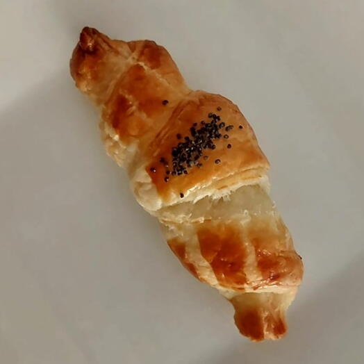 Croissant de hojaldre con queso finas hierbas