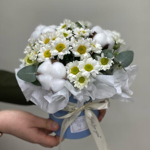 Композиция «Blue/white» с хлопком и хризантемой