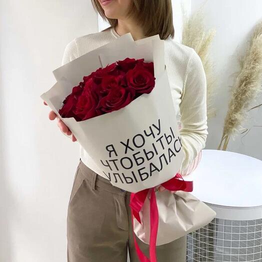 Ramo de rosas rojas con la inscripción deseo