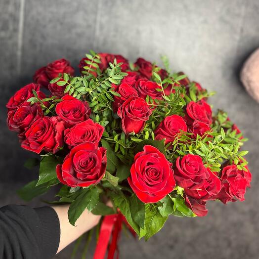35 бордовых роз