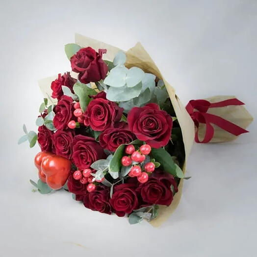 Красные розы с гиперикумом (из 15 роз)