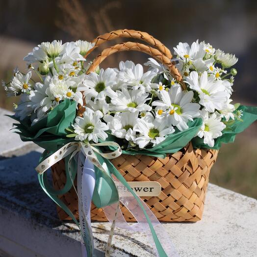 Корзина с ромашками