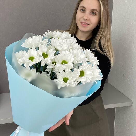 Белый моно букет кустовые хризантемы-ромашки в упаковке
