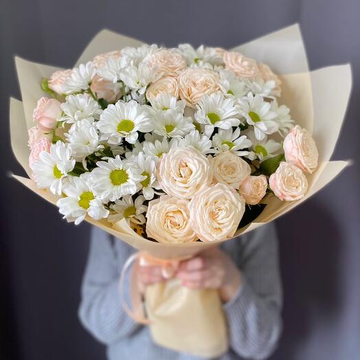 Кустовая роза и хризантема кустовая в букете