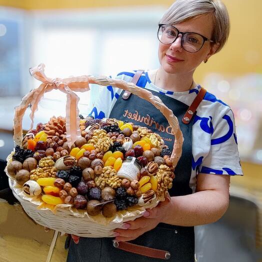 Корзина с отборными орехами и сухофруктами