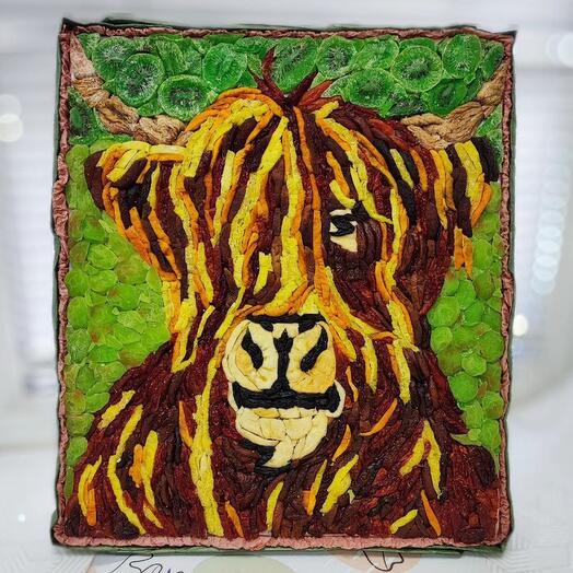 Картина из сухофруктов Бык