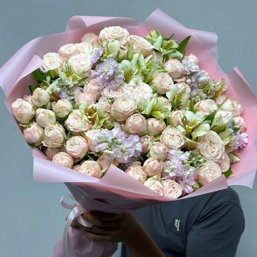 Bouquet of bush roses, alstroemeria and mattiola