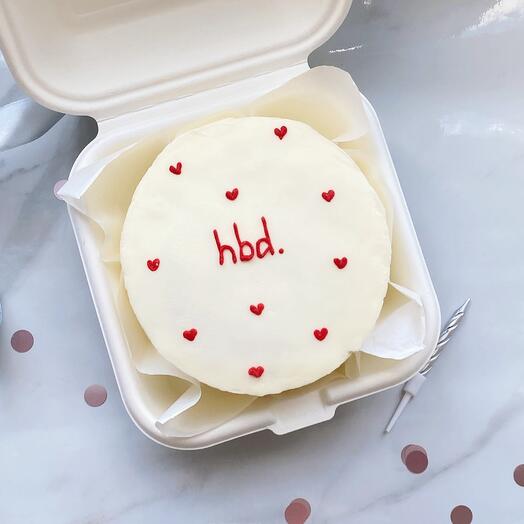 Бенто-торт «hbd» с сердечками