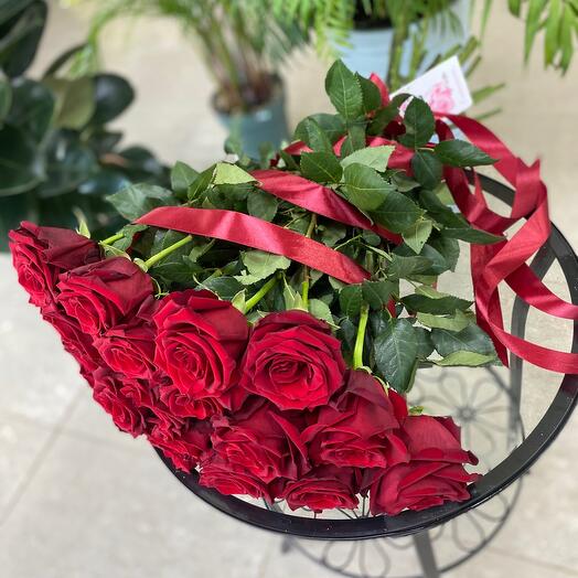 Букет из 23 алых роз