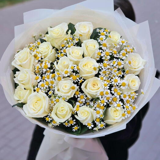 Розы с ромашкой