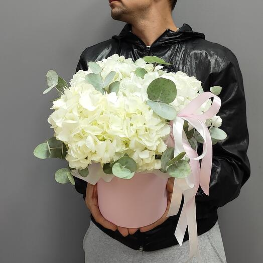 Flores en una Caja de hortensias con eucalipto