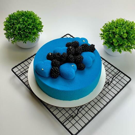 Муссовый торт с синим велюром, сердцами и ежевикой