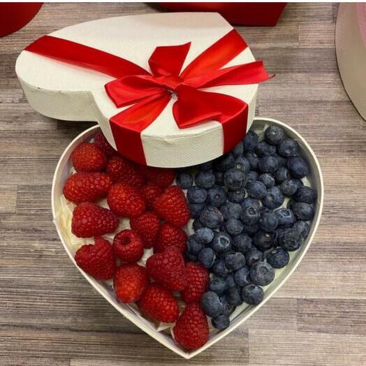 Ягоды в сердечном короб