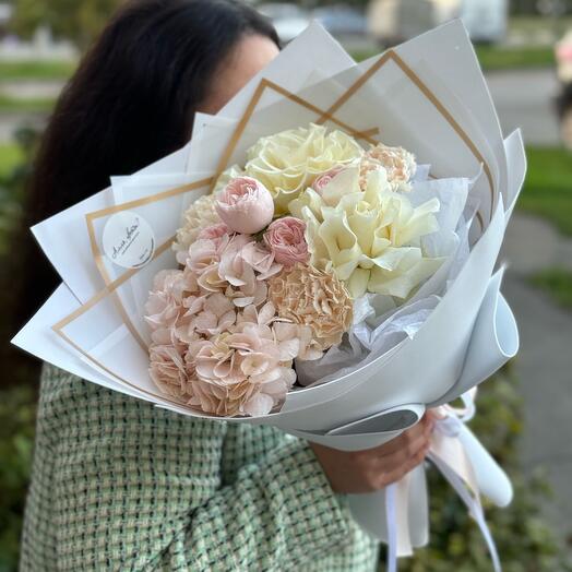 Vanilla bouquet of roses and hydrangeas