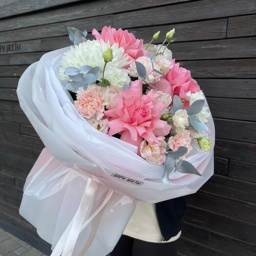 Delicate bouquet with French rose, dianthus and garden eustoma