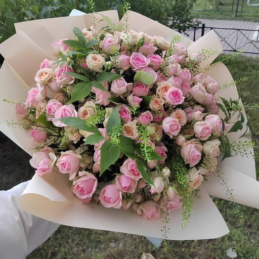 Кустовые розы 15 шт. Розовая и кремовая кустовая роза 15 роз n104 на