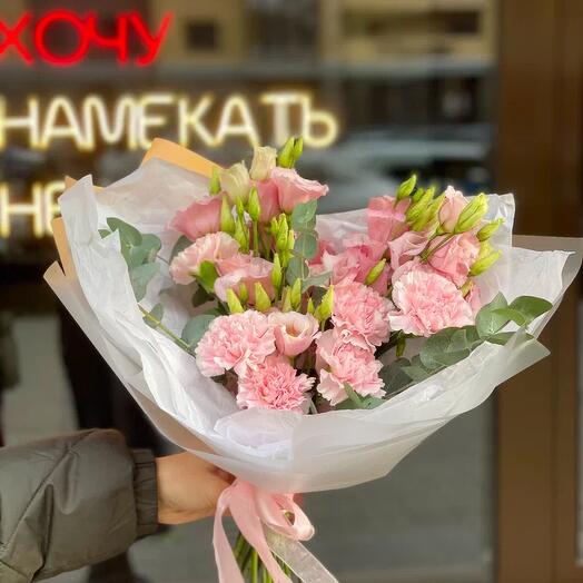 Букет цветов из эустомы и диантусов " Рене"