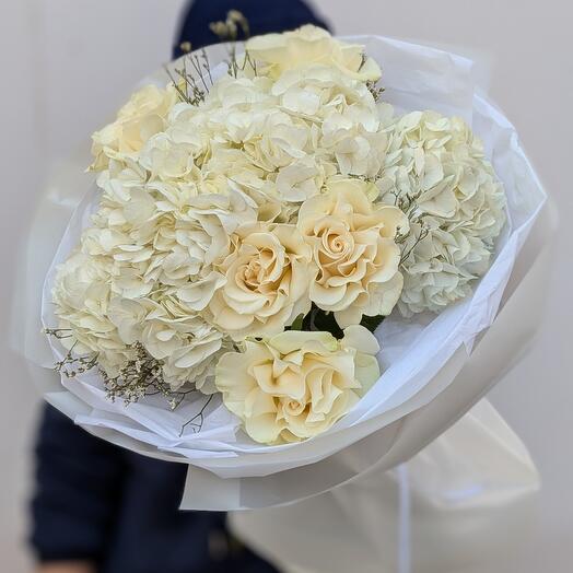 Букет из гортензий и французских роз "Белый бархат"